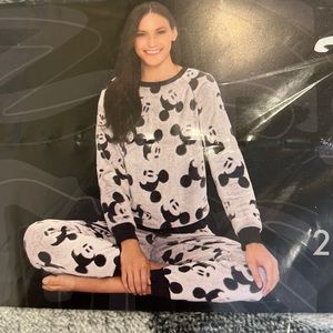 Disney Mikey 2 peace jogger Lounge set